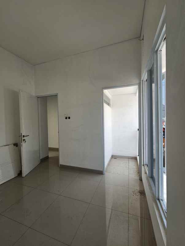 dijual rumah jalan boulevard grand