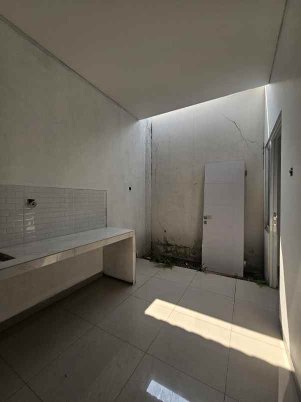 dijual rumah jalan boulevard grand