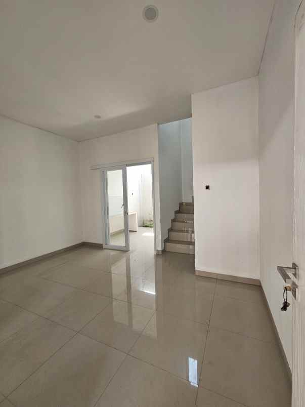 dijual rumah jalan boulevard grand