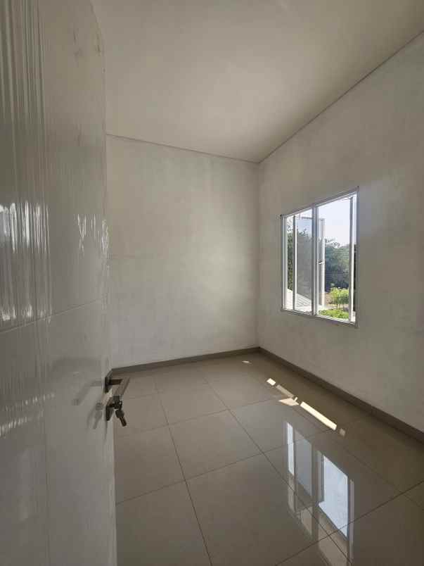 dijual rumah jalan boulevard grand