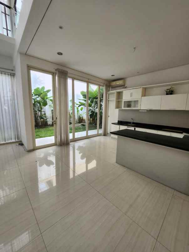 dijual rumah jalan graha famili