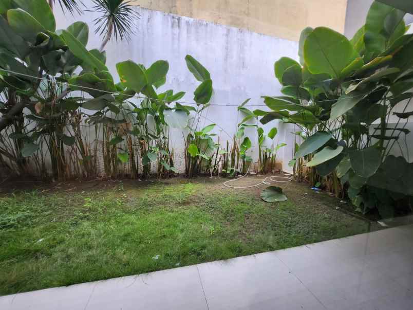 dijual rumah jalan graha famili