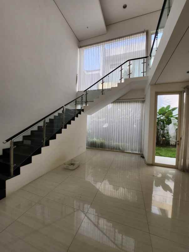 dijual rumah jalan graha famili