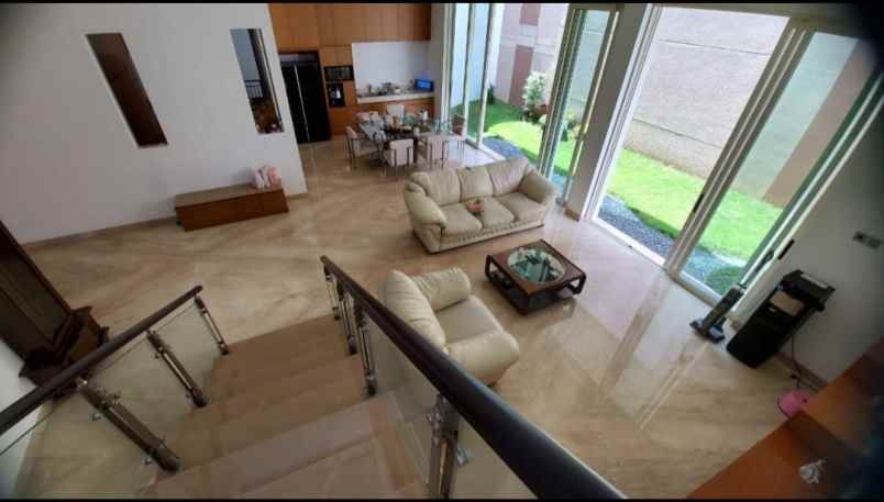 dijual rumah jalan graha famili