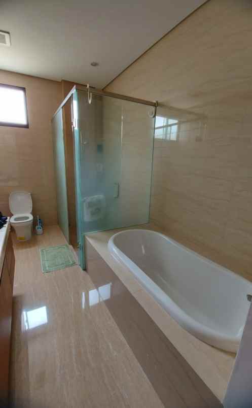 dijual rumah jalan graha famili