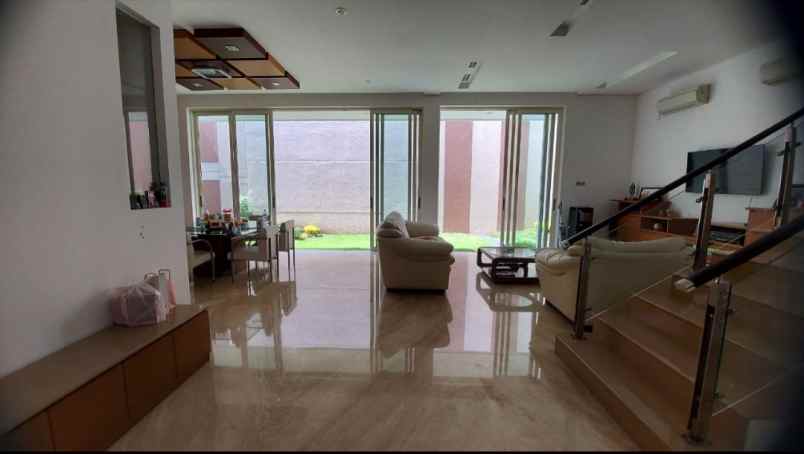 dijual rumah jalan graha famili