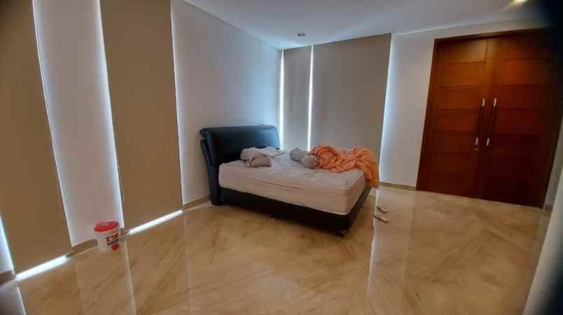 dijual rumah jalan graha famili