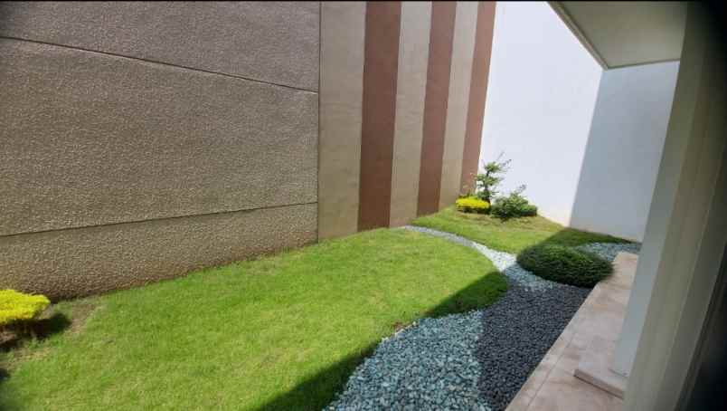 dijual rumah jalan graha famili