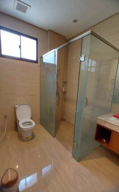 dijual rumah jalan graha famili