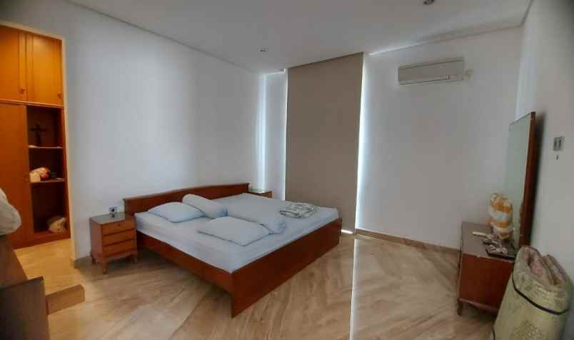 dijual rumah jalan graha famili