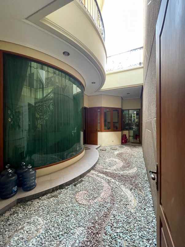 dijual rumah jalan manyar jaya