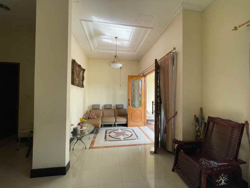 dijual rumah jalan manyar jaya
