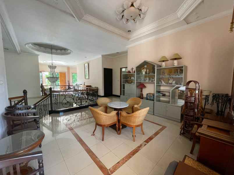 dijual rumah jalan manyar jaya
