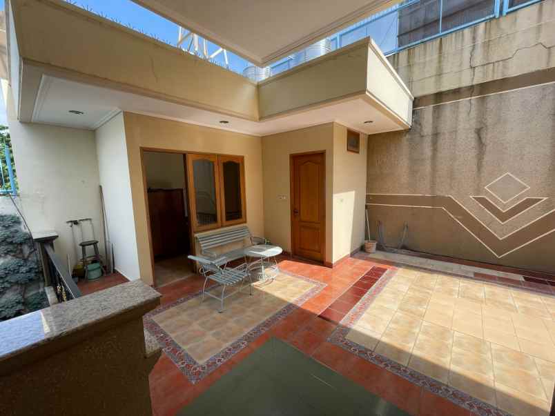 dijual rumah jalan manyar jaya