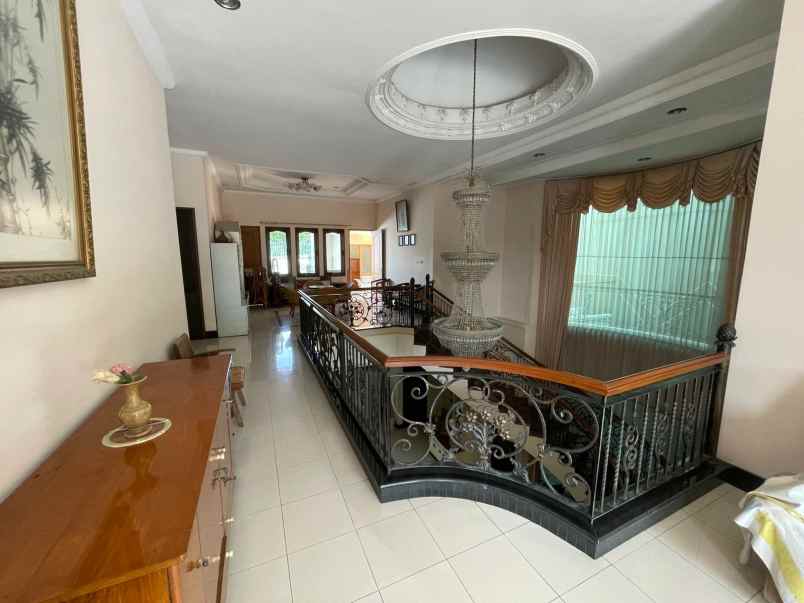 dijual rumah jalan manyar jaya