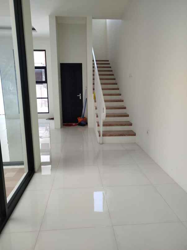 dijual rumah jl cisaranten endah