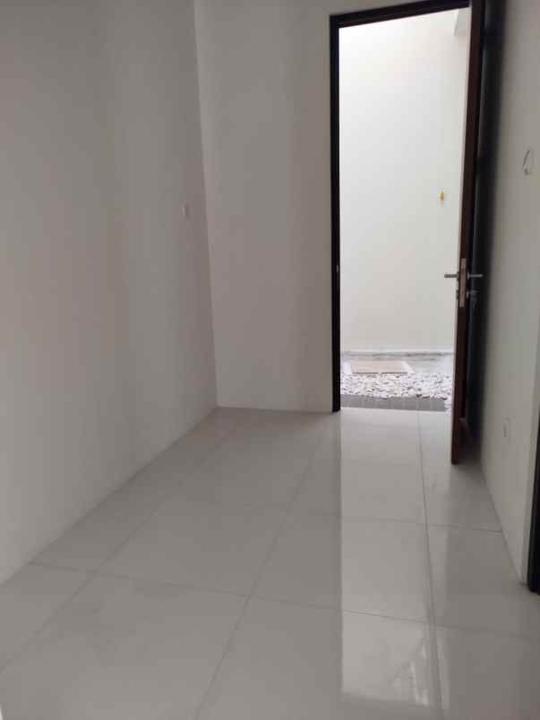 dijual rumah jl cisaranten endah