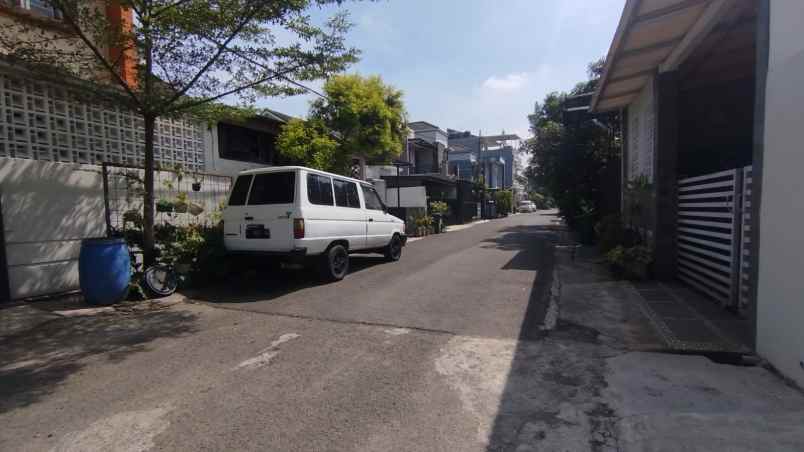 dijual rumah jl cisaranten endah
