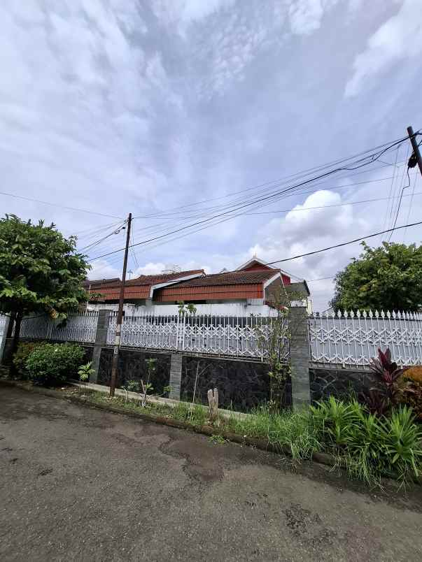 dijual rumah jl golf barat sukamiskin