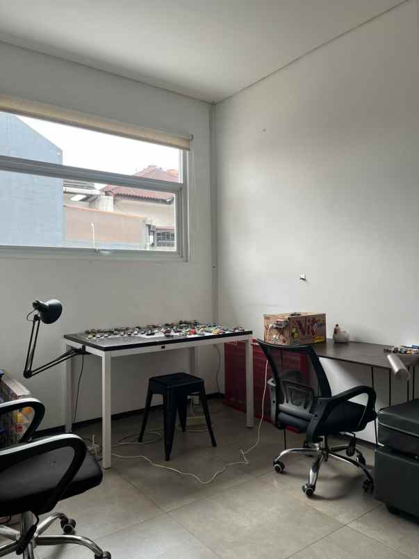 dijual rumah jl karawitan solontongan