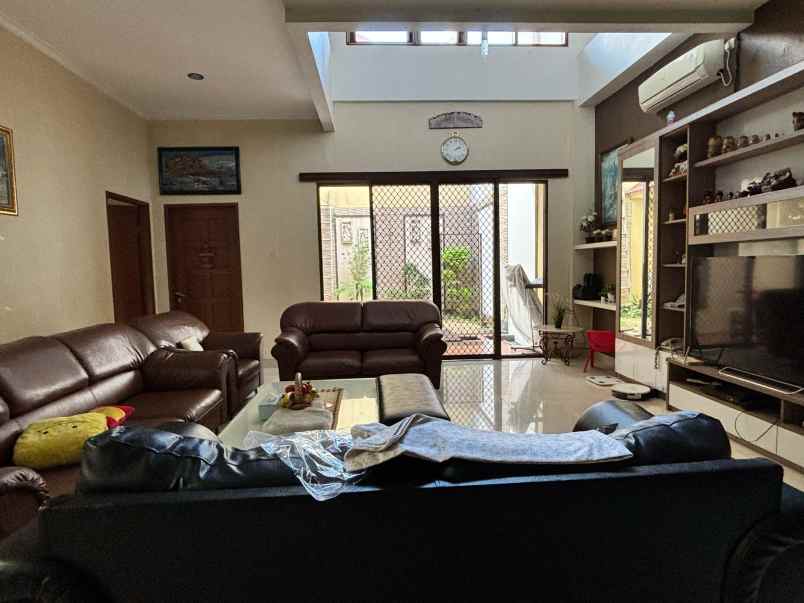 dijual rumah jl taman bougenville 2