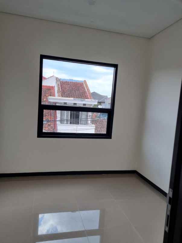 dijual rumah komp margahayu raya