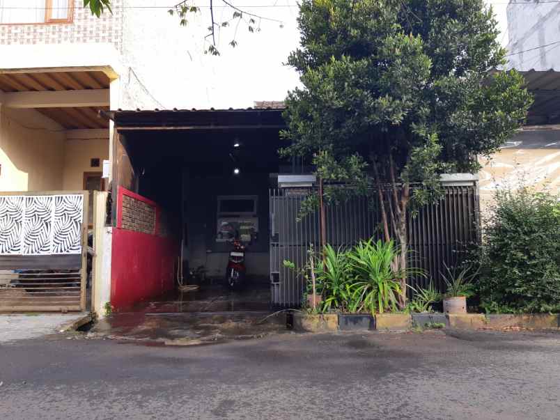 dijual rumah komplek adipura cluster