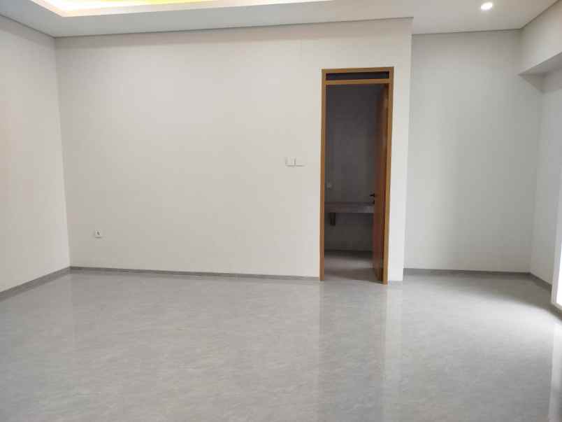dijual rumah komplek elit setra duta