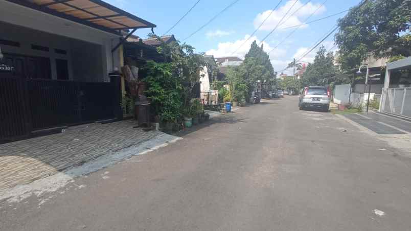 dijual rumah komplek kawaluyaan indah