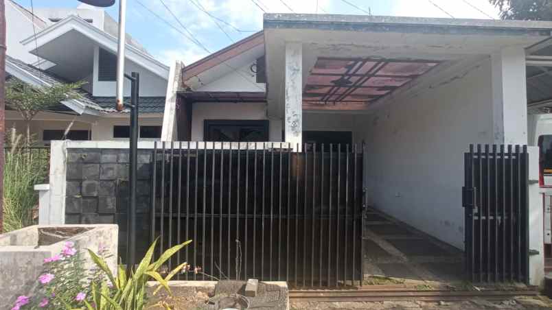 dijual rumah komplek kawaluyaan indah