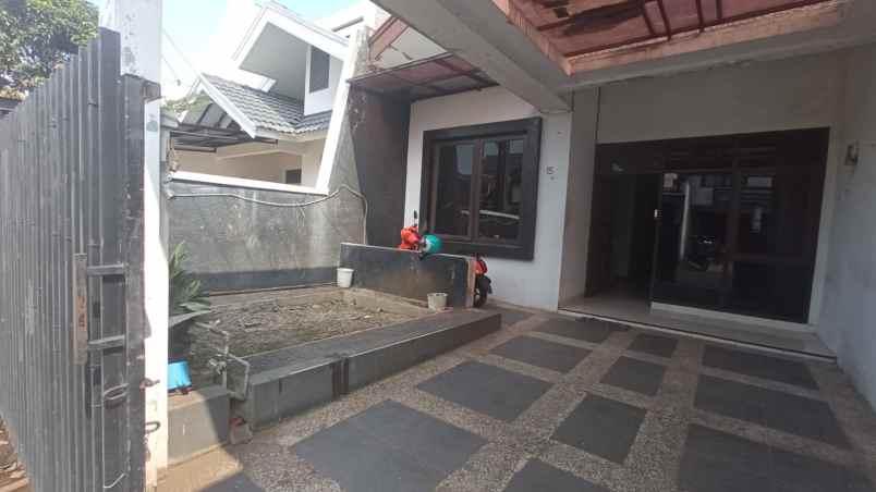 dijual rumah komplek kawaluyaan indah
