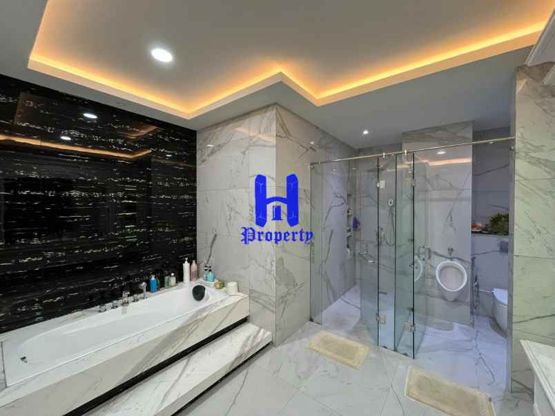 dijual rumah komplek padang golf