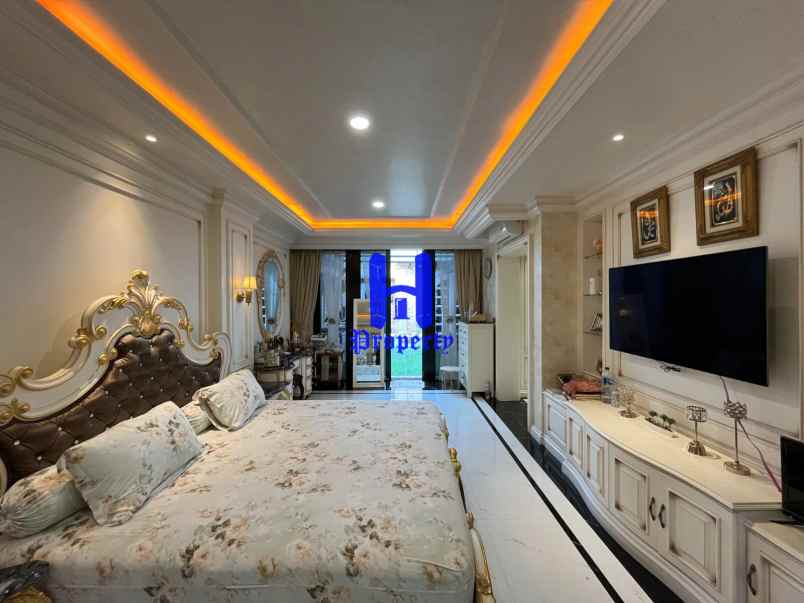 dijual rumah komplek padang golf