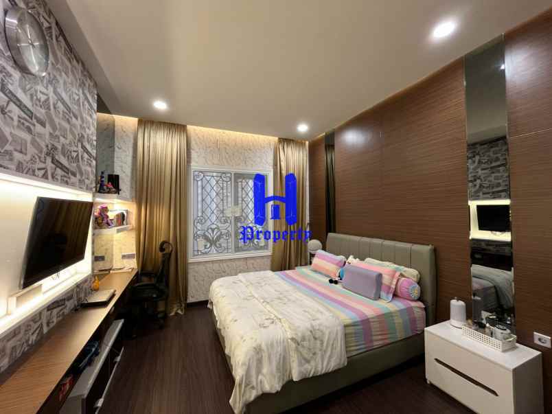 dijual rumah komplek padang golf