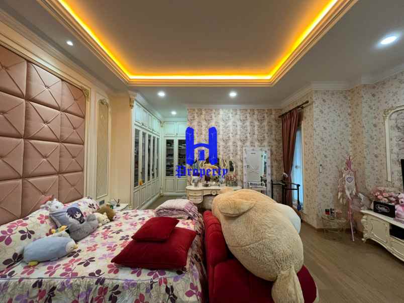 dijual rumah komplek padang golf
