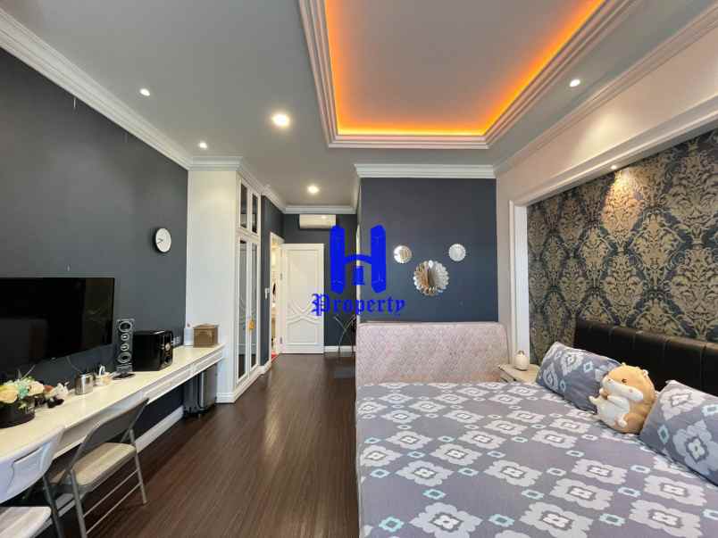 dijual rumah komplek padang golf