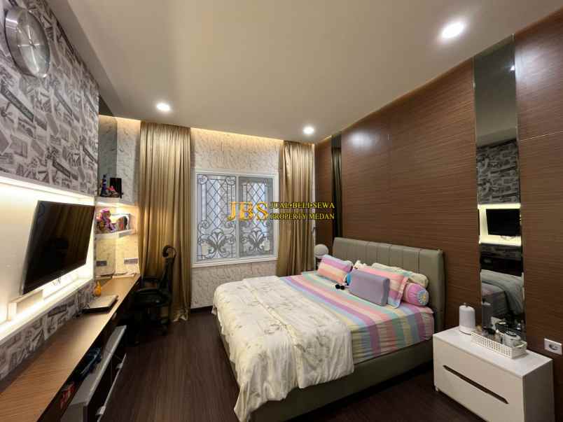 dijual rumah komplek padang golf