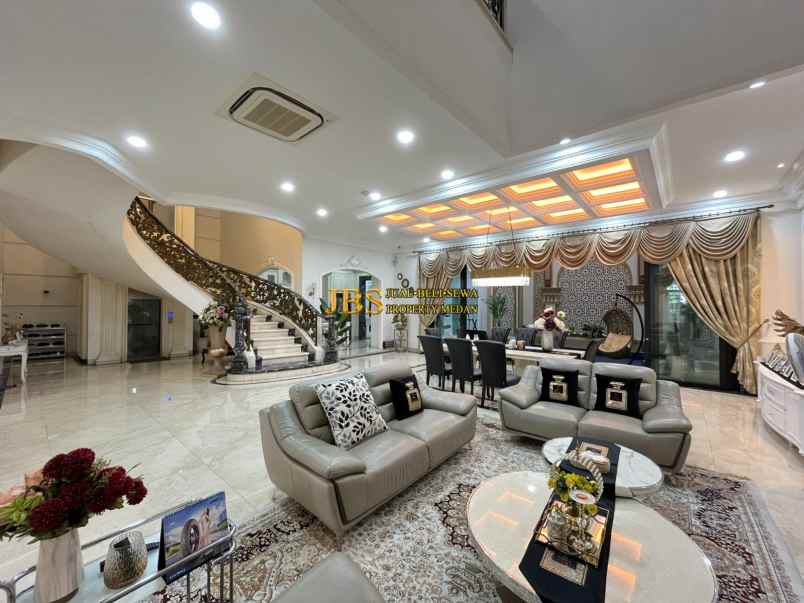 dijual rumah komplek padang golf