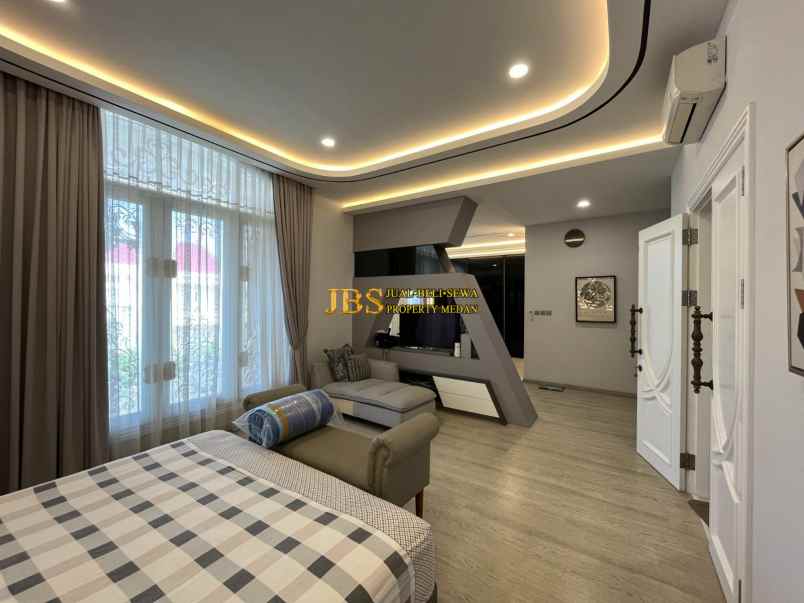 dijual rumah komplek padang golf
