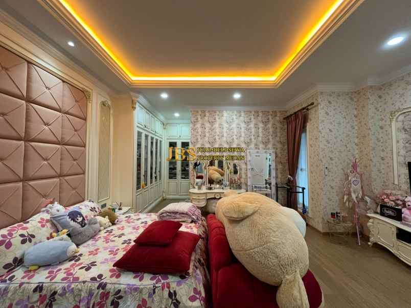 dijual rumah komplek padang golf