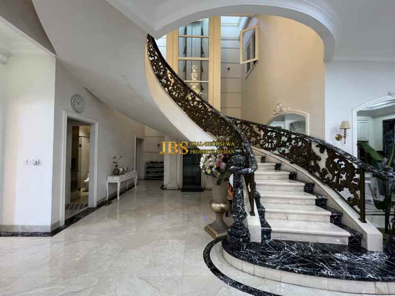 dijual rumah komplek padang golf