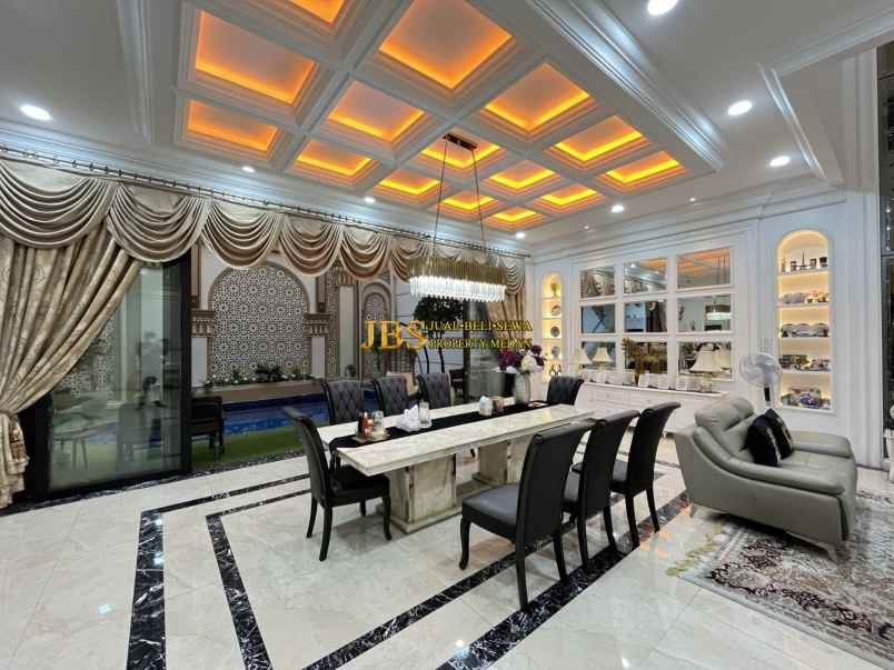 dijual rumah komplek padang golf