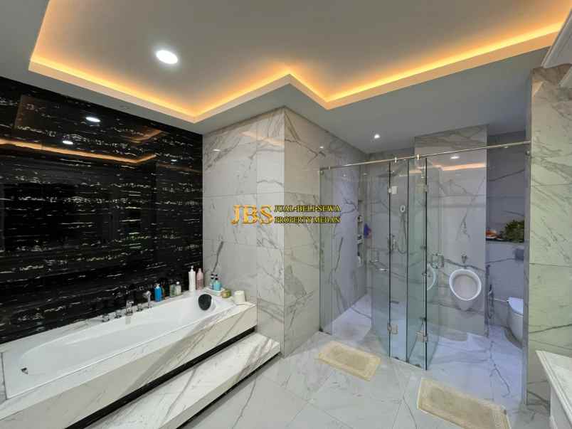 dijual rumah komplek padang golf