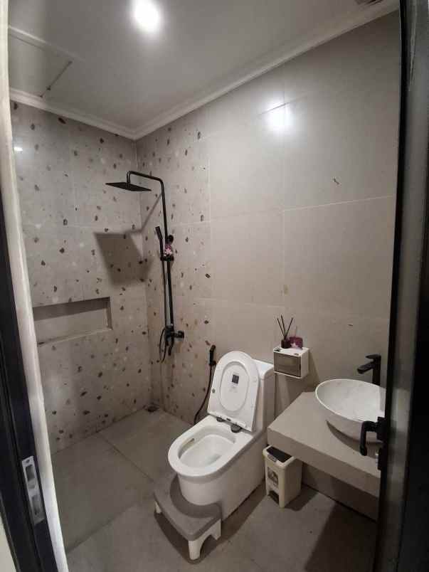 dijual rumah komplek polri nagrak indah