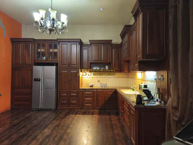 dijual rumah komplek the palace