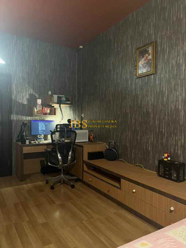 dijual rumah komplek the palace