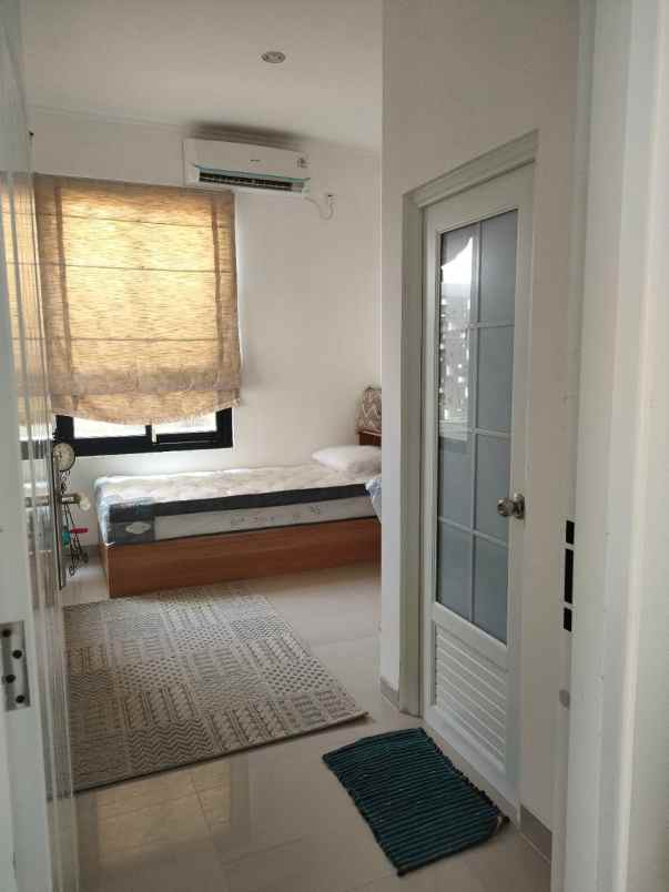 dijual rumah kost 18 kamar dan 2 kios dekat ui depok