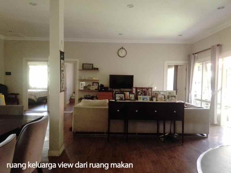 dijual rumah manyar