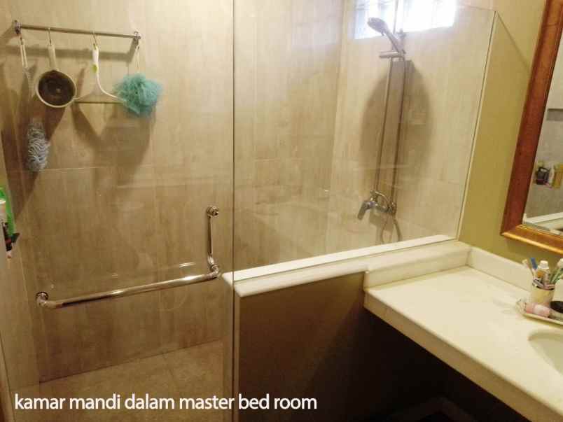 dijual rumah manyar