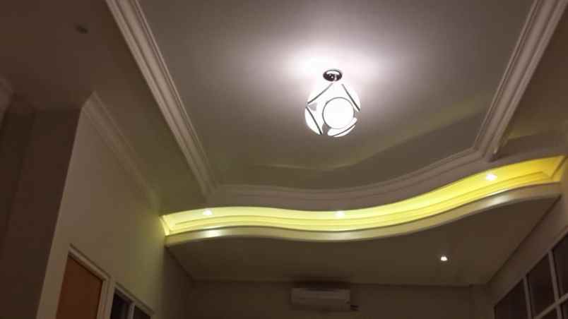 dijual rumah manyar rejo